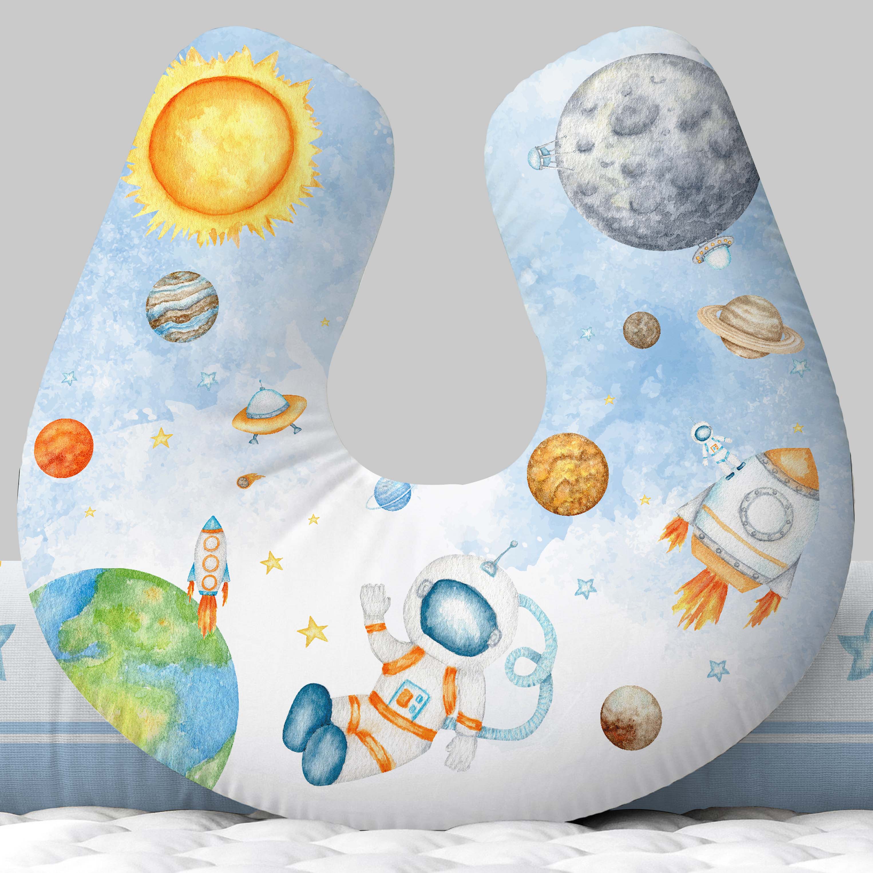 Almofada para Amamentar Astronauta Planetas Galáxia AM698 Papel de parede  infantil, Enxovais para Bebê, Kits Berço, Kit Cama, faixa decorativa, régua do crescimento, quadros decorativos infantil.