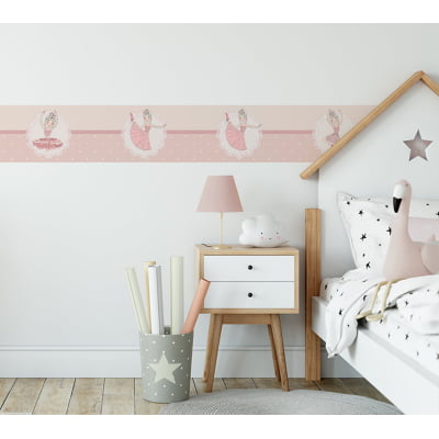 "Encante o quarto da sua menina com a Faixa Decorativa Infantil Adesiva Bailarinas Rosa! Com um design delicado e gracioso, ela cria um ambiente encantador e elegante. Fácil de aplicar, perfeita para deixar o espaço ainda mais especial!"